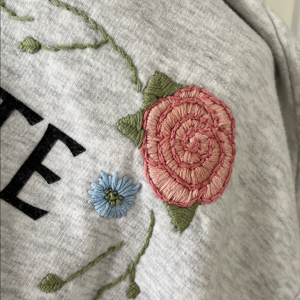 🍎H&M Gray Sweatshirt with Floral Accents - Picture 9 of 9